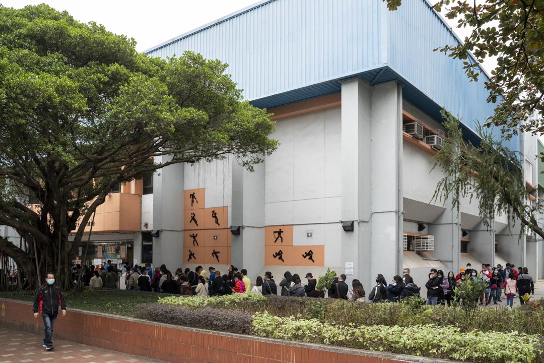 2022年1月1日,沙田社區疫苗接種中心外的排隊市民。