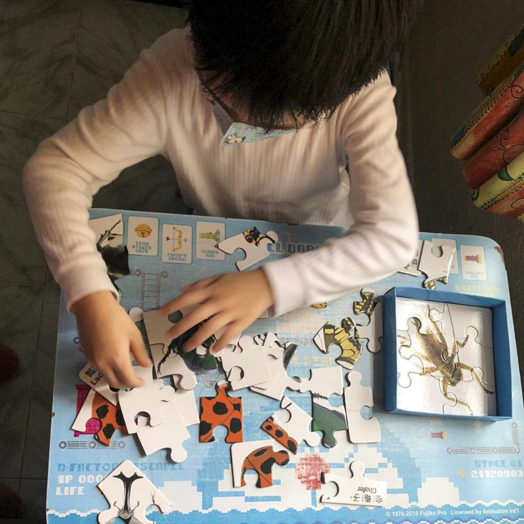 朱小姐的兒子在拼圖。