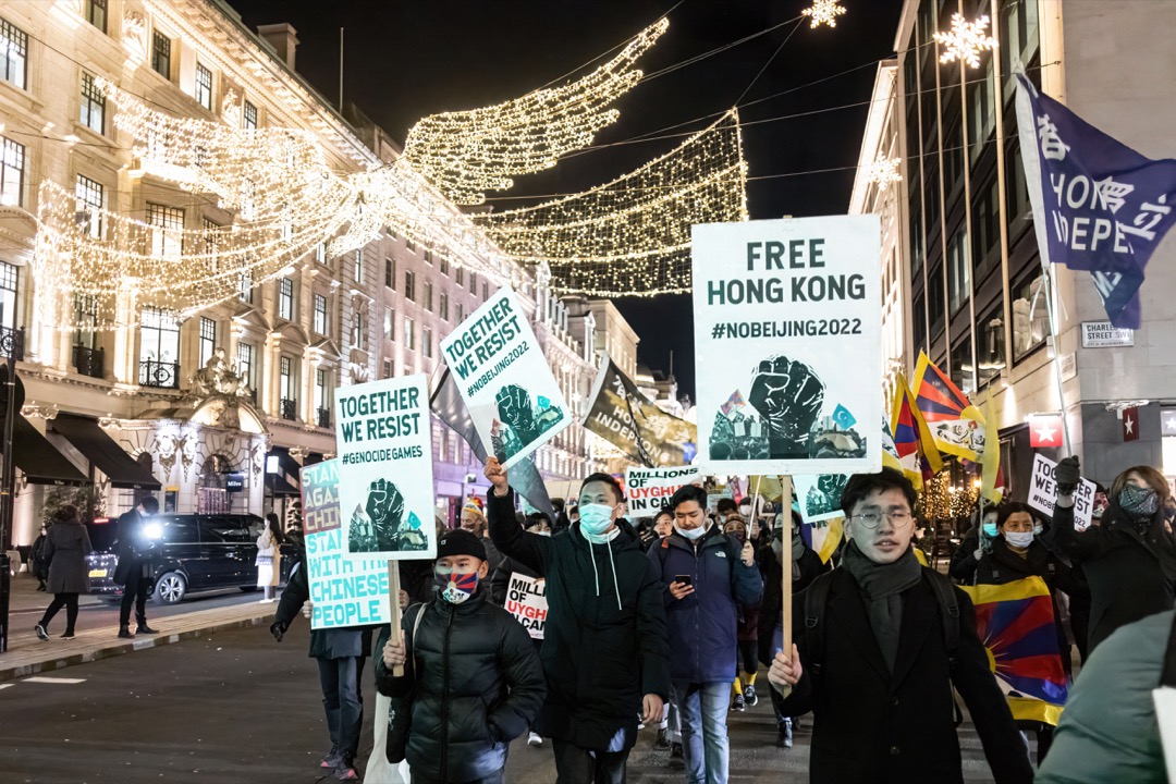 2021年12月10日,國際人權日,英國倫敦街頭有示威活動,參加者舉起新疆、西藏、香港獨立標語,呼籲聯手對抗中共,杯葛2022北京冬奧。