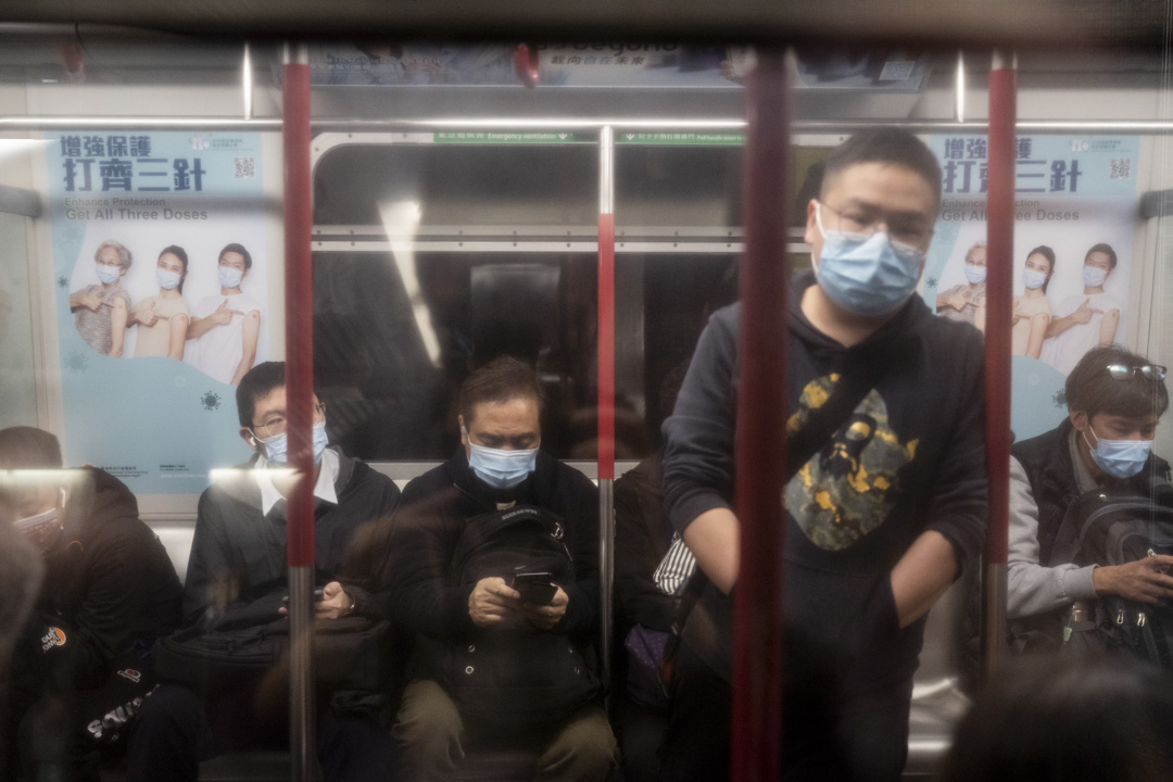 2022年2月11日﹐香港的地鐵站有不少政府呼籲接種疫苗的廣告。