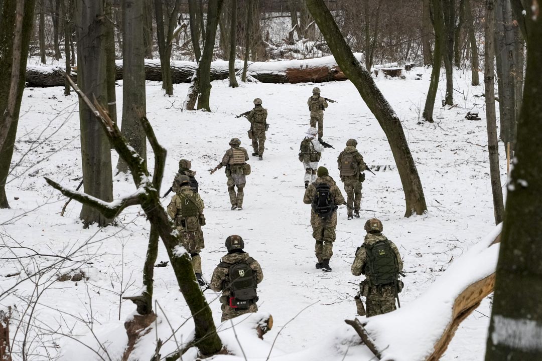 2022年1月22日,烏克蘭基輔,烏克蘭防禦部隊及武裝的志願軍在一個公園訓練。