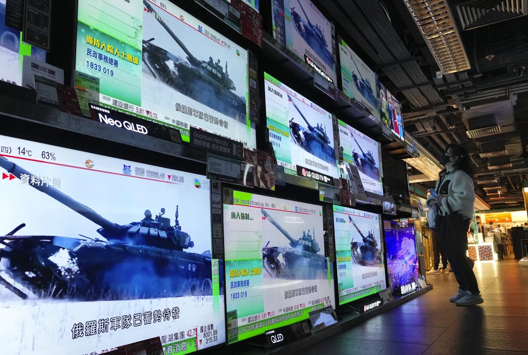 2022年2月24日,一名婦女站在電視屏幕前觀看俄羅斯軍隊對烏克蘭發動襲擊的新聞。