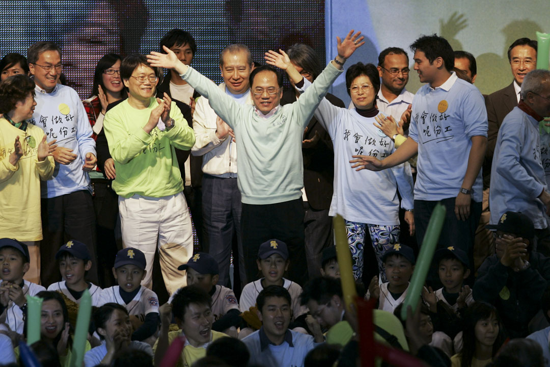 2007年3月25日,争取连任的曾荫权在选举竞选集会上向支持者挥手致意。