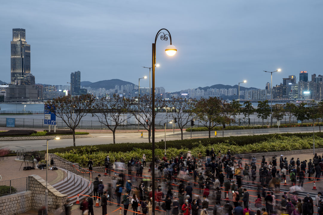 2022年2月8日,中環愛丁堡廣場的排隊檢測人龍。