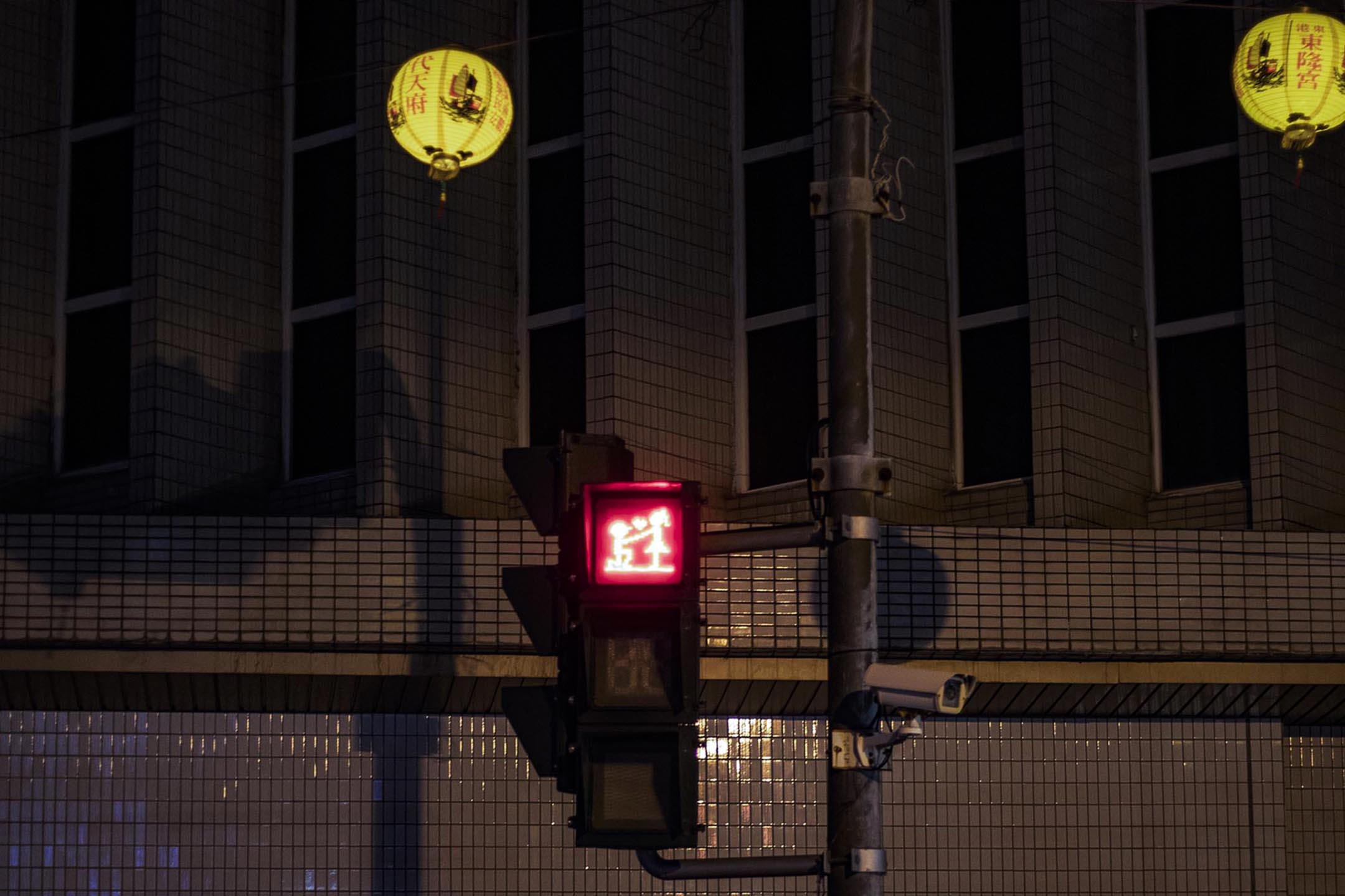 2021年10月26日屏東,一盞交通燈亮起紅色。