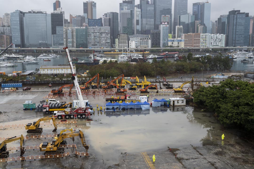 2022年2月22日,啟德郵輪碼頭旁空地興建社區隔離及治療設施,工人在寒冷天氣及風雨的情況下動工。