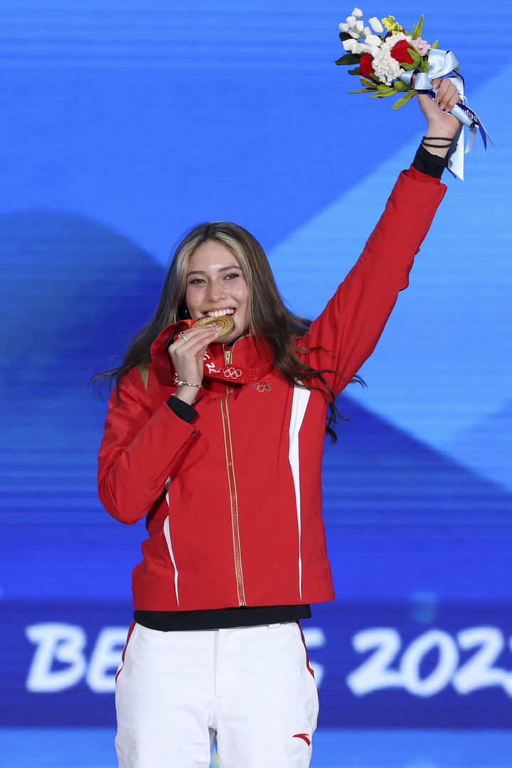 2022年2月8日,北京冬奧第4天,中美混血選手谷愛凌在女子自由式滑雪大跳台中奪冠,為中國隊摘得本屆冬奧會第三面金牌。