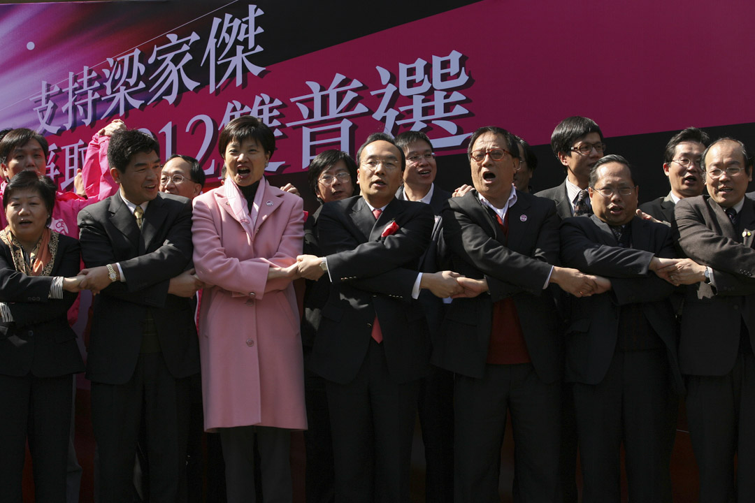 2007年1月31日,行政长官候选人梁家杰(中)在中环遮打花园公布选举委员会成员的最新提名人数。