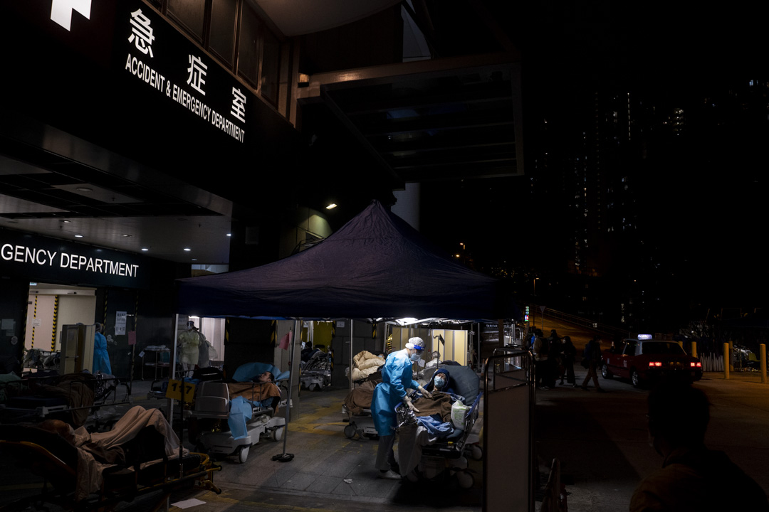 2022年2月18日,明爱医院的医护人员将户外病人全部移入室内。