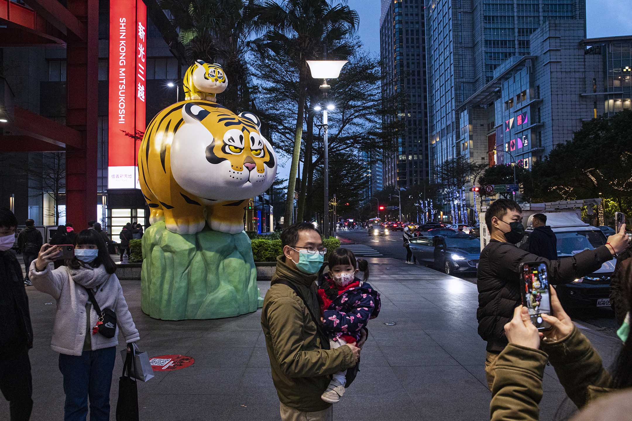 2022年2月5日台湾台北,市民在一个虎年的装饰前合照。