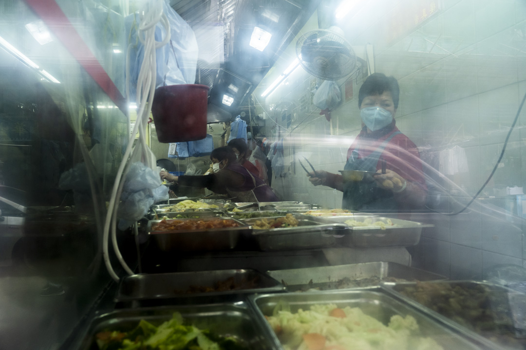 明哥在深水埗的两𩠌饭店,员工在准备午市的𩠌菜。