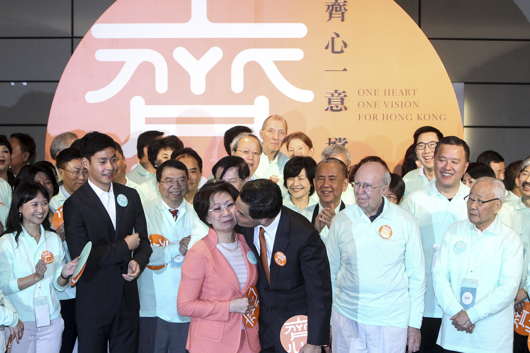 2011年11月27日,特首参选人梁振英在湾仔会展宣布参选行政长官,并在活动上亲吻妻子梁唐青仪。
