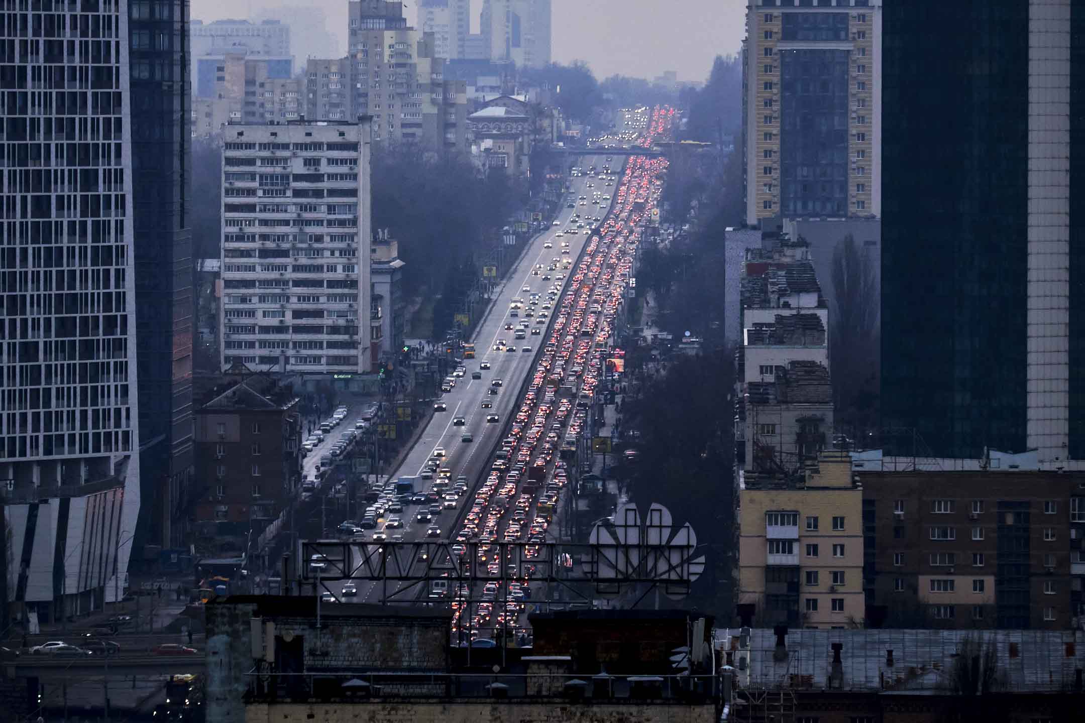 2022年2月24日,乌克兰基辅,俄罗斯武装部队发动进攻袭击后,大量基辅的居民驾车离开。