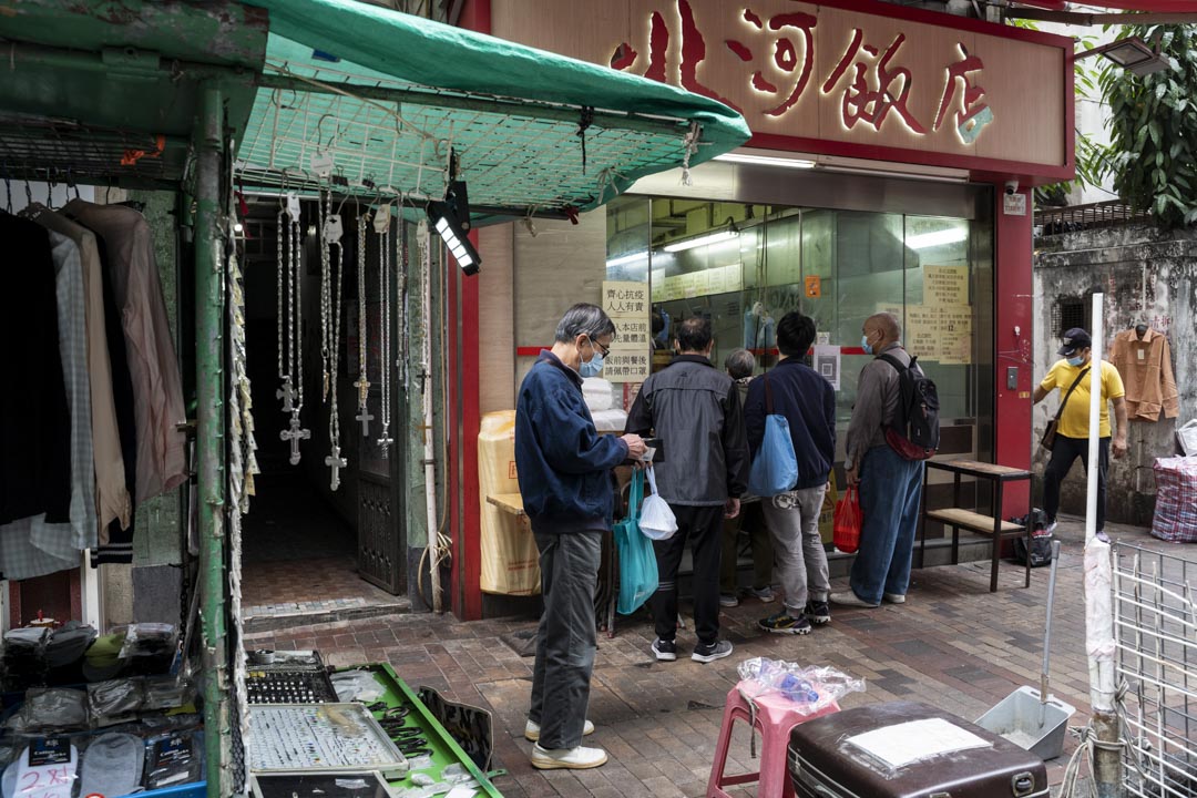 明哥在深水埗的两𩠌饭店,午市时间外有顾客在排队。