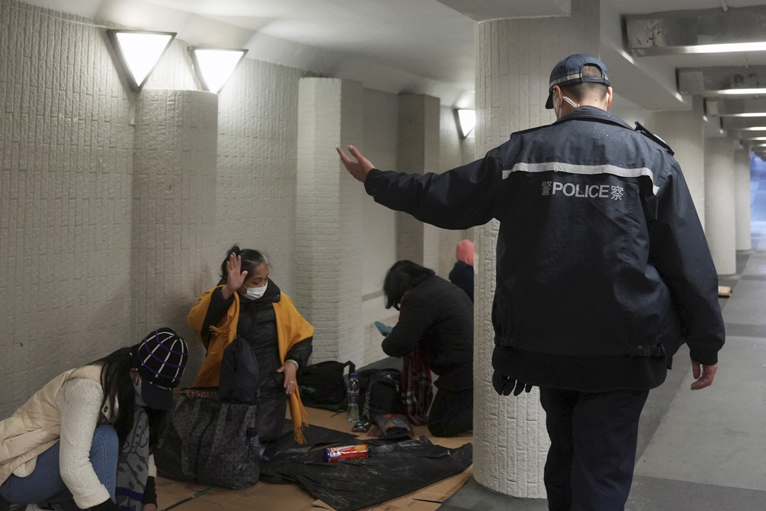 2022年2月20日,警察巡视,提醒移工不要违反二人限聚令。
