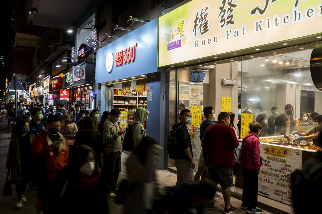 “权发小厨”位于油麻地弥敦道,晚饭时间在店外有大排长龙的顾客在等候。