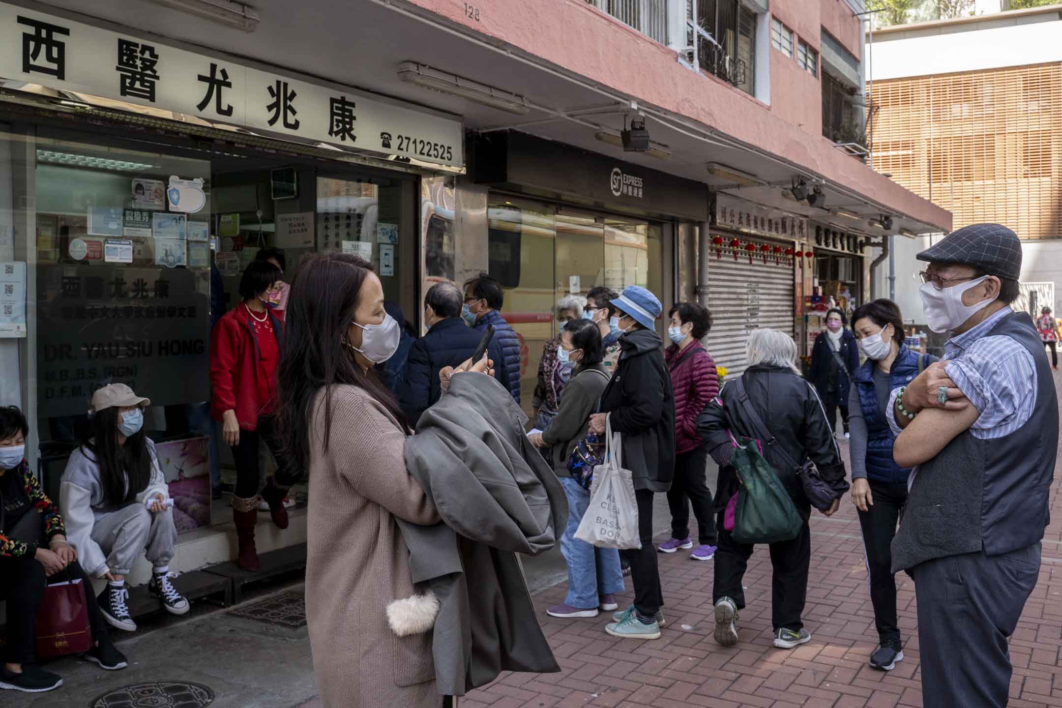 2022年2月11日,香港土瓜湾一间私家诊所外,有不少轮候接种疫苗的市民。