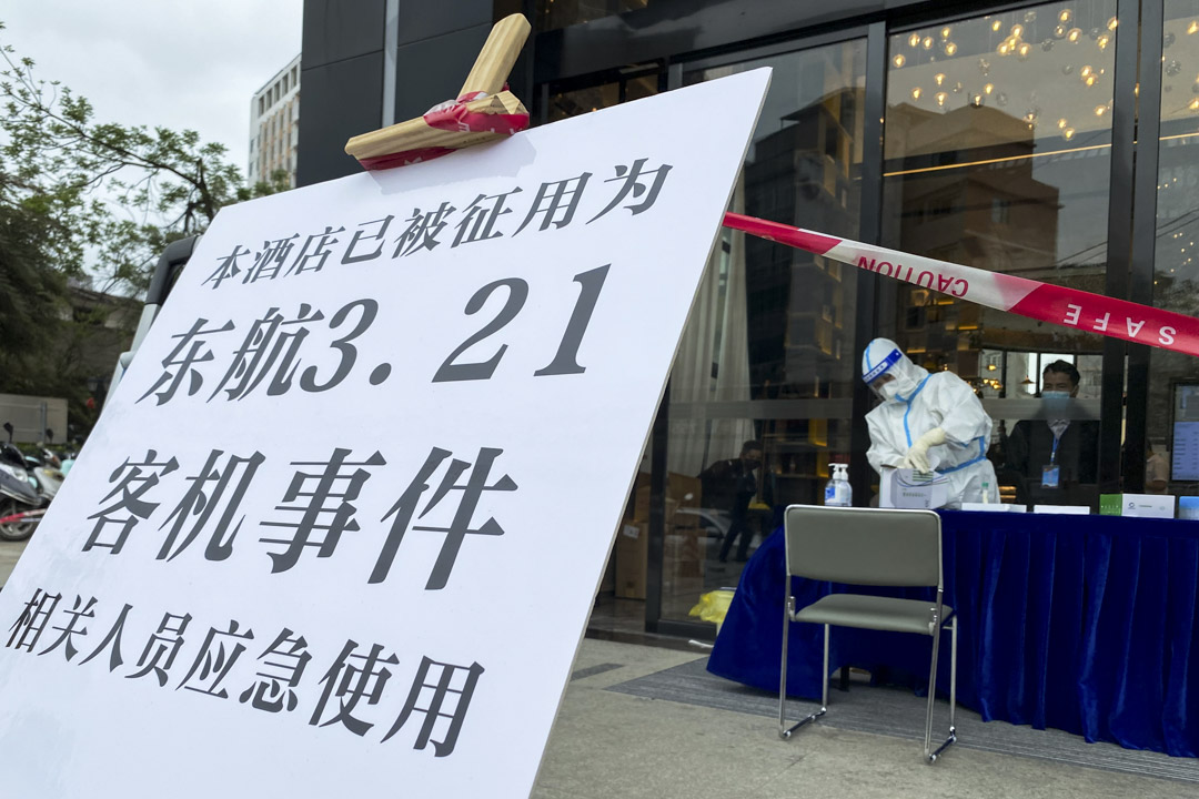2022年3月22日,廣西一間被徵用作調查東航空難的酒店,一名身穿防護服的工作人員在一家酒店外 。