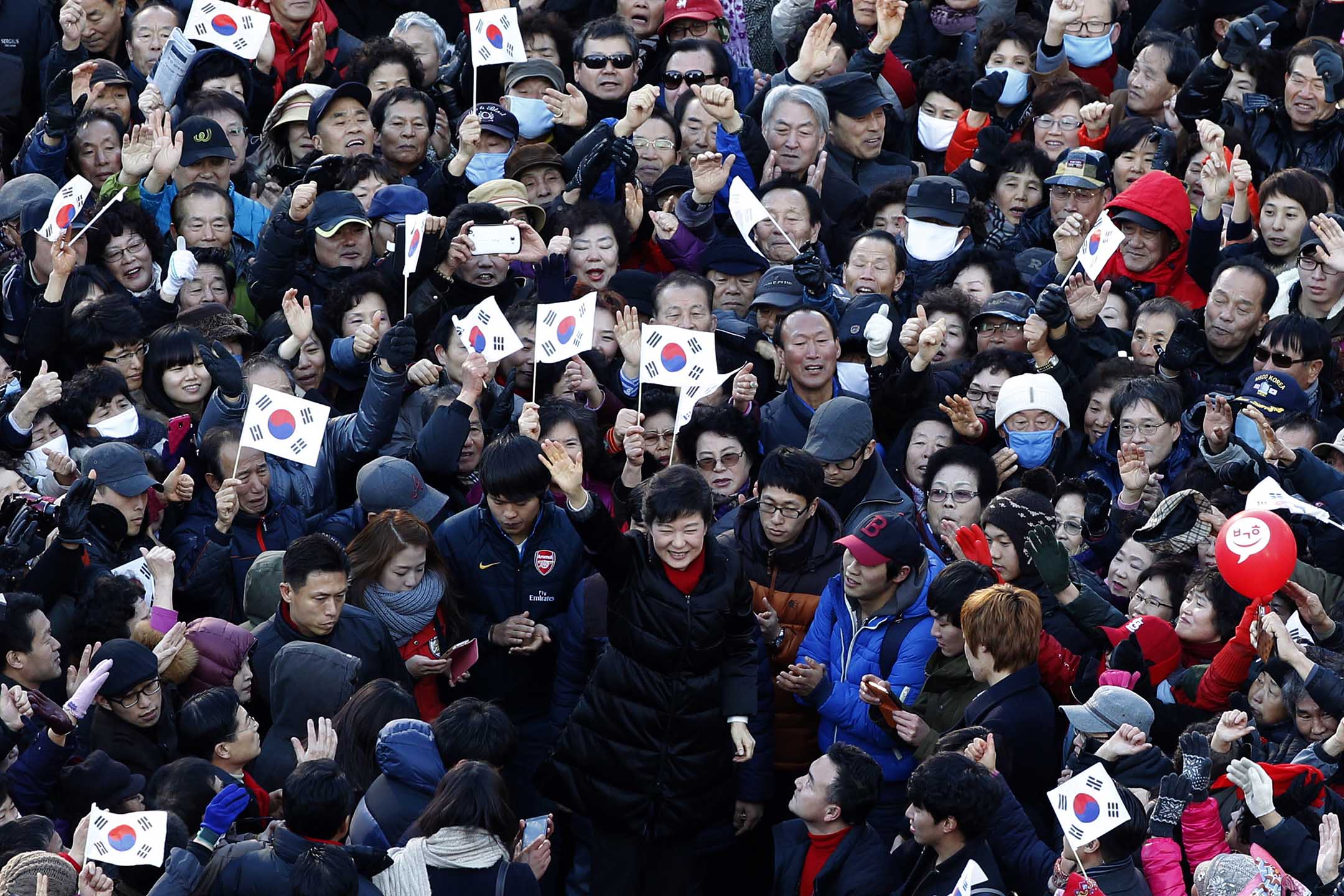 2012年12月18日,首尔的釜山火车站前举行的竞选集会上,韩国总统候选人朴槿惠向支持者挥手致意。