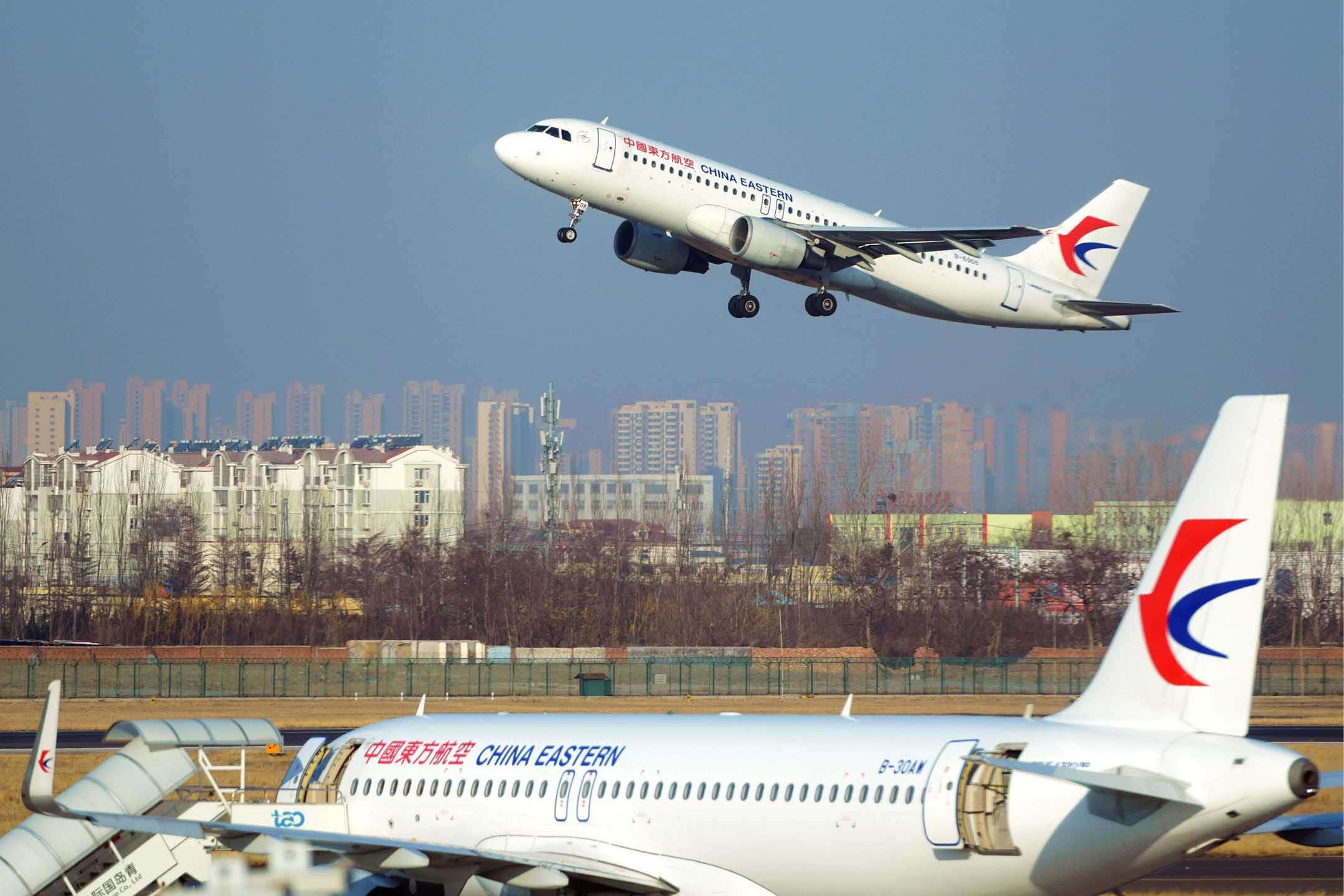 2021年2月21日,中國青島,中國東方航空公司的一架客機於機場起飛。