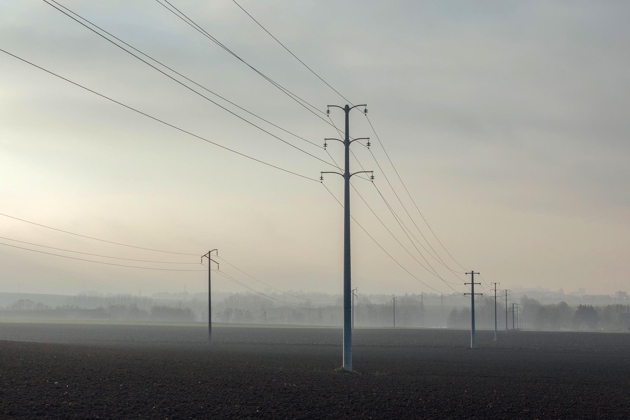 2021年12月21日,法國電力公司運營的核電站附近,農田上的高壓電塔。