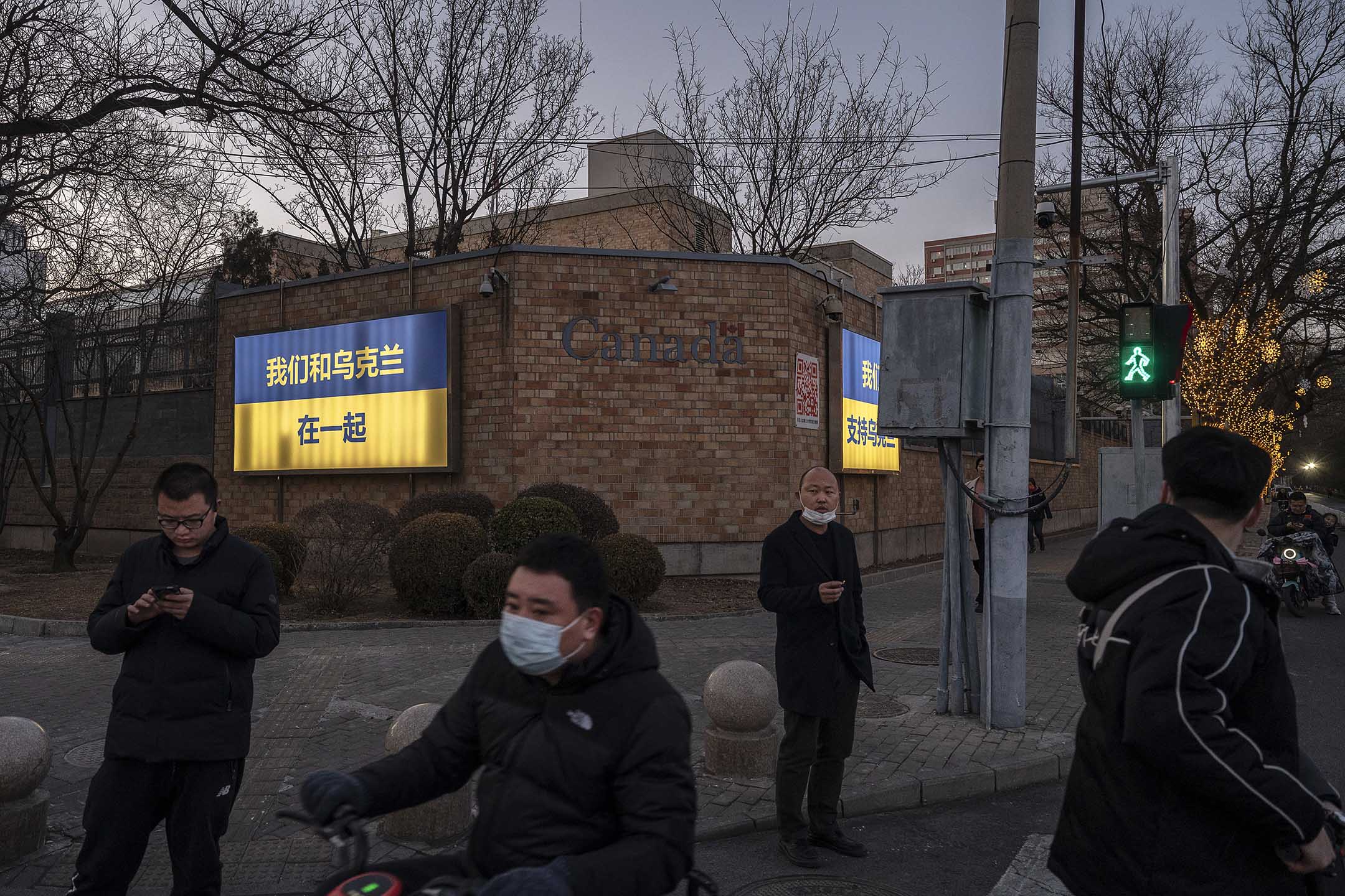 2022年3月1日中國北京,加拿大大使館的外牆上可以看到“我們與烏克蘭站在一起”的大型宣傳牌。