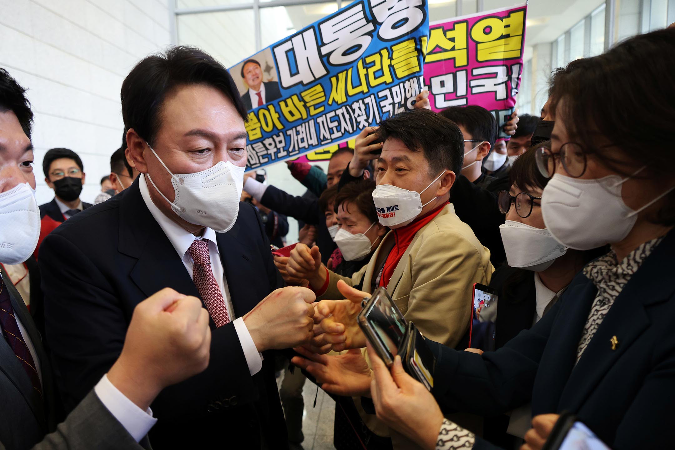 2021年11月5日韩国首尔,国民力量党的总统选举候选人尹锡悦与他的支持者一起庆祝。