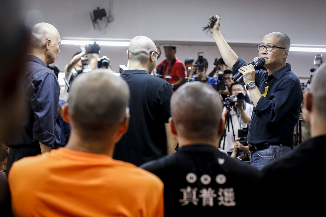 2014年9月9日香港,占中前夕,陈健民在慈云山圣文德堂剃头。