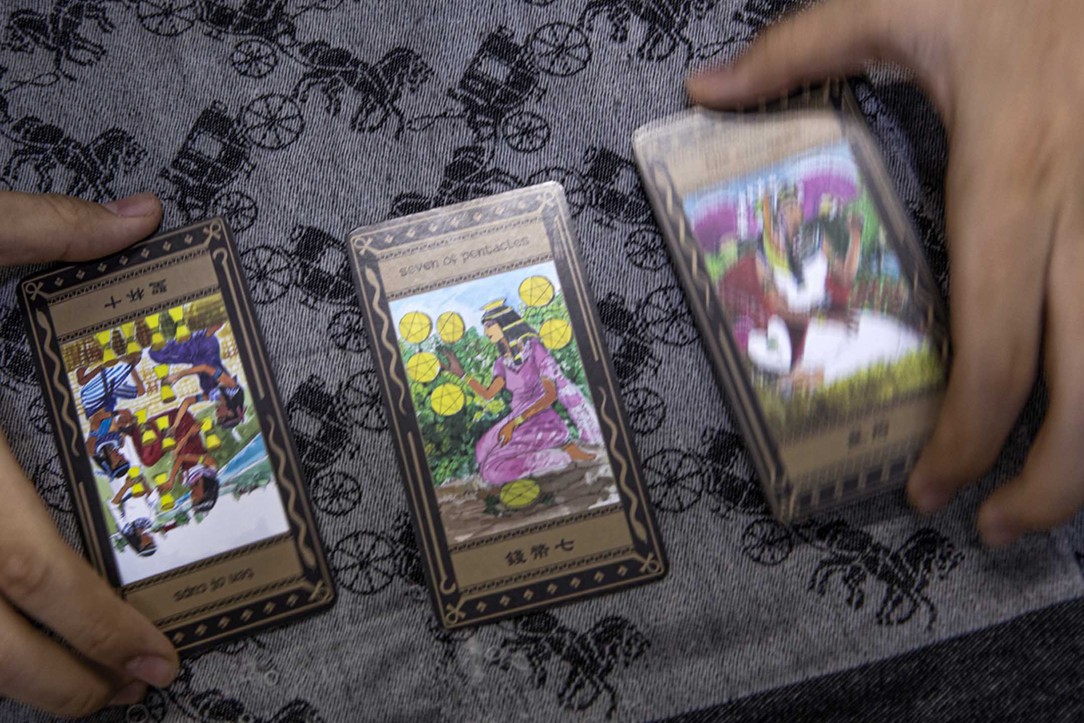 自學生家明在研究塔羅牌。