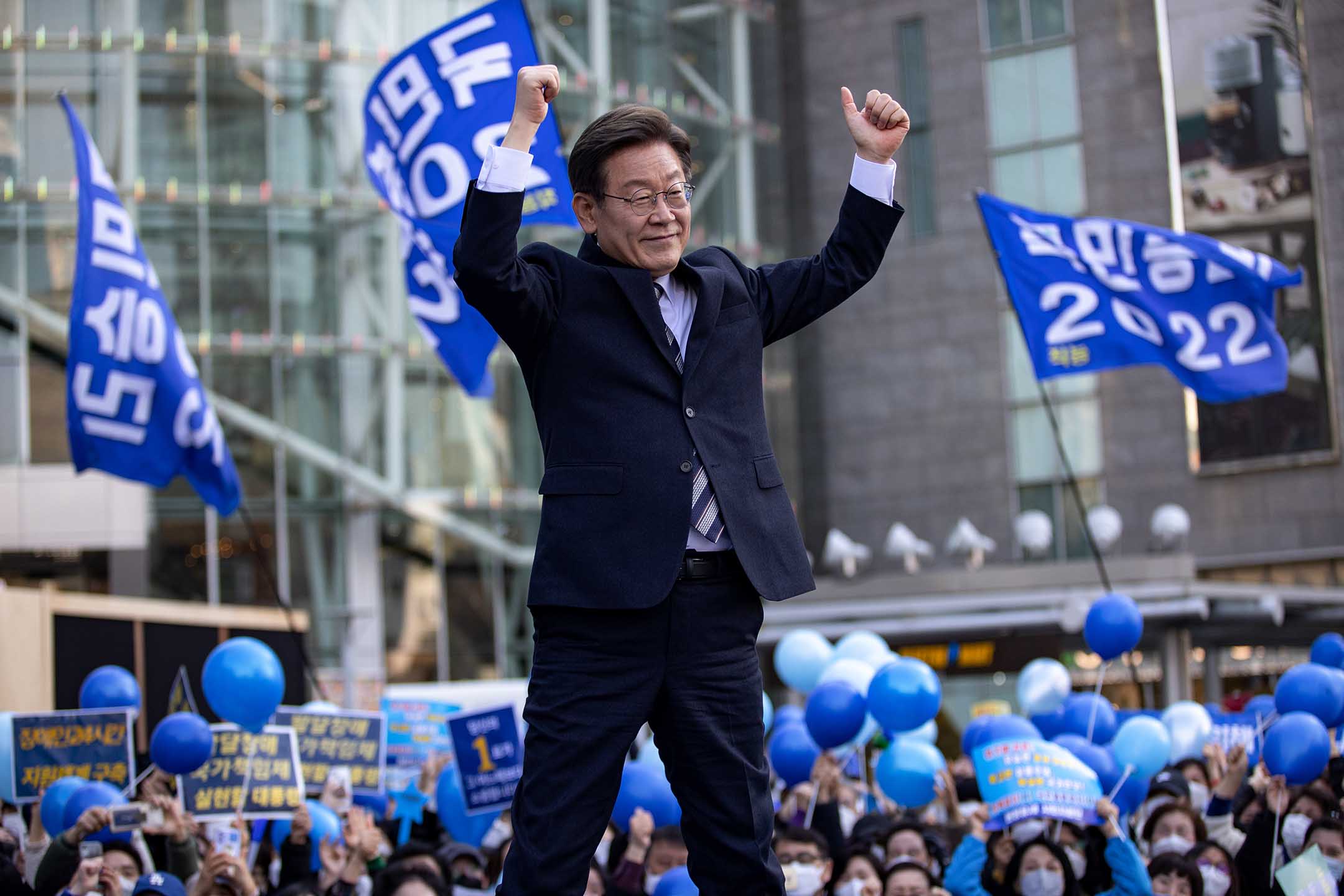 2022年3月3日,共同民主党总统选举候选人李在明于首尔参加竞选活动。