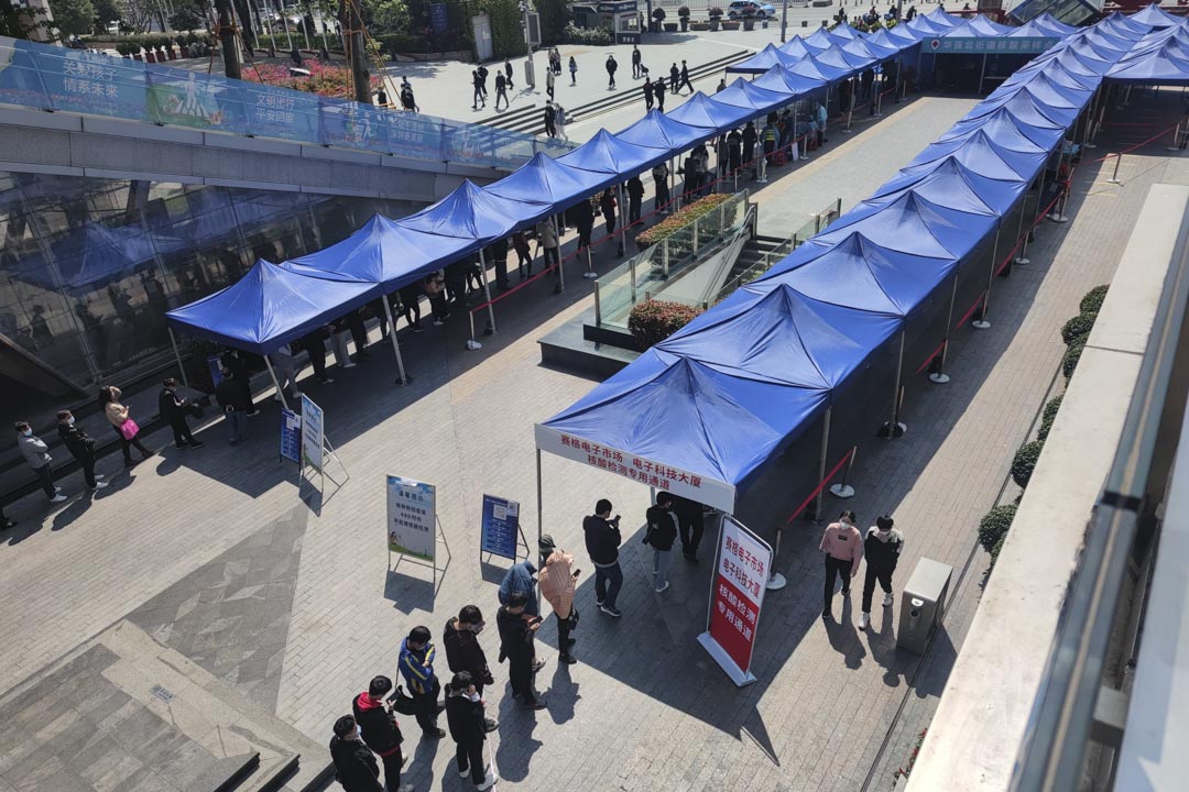 2022年2月26日,當地居民在深圳市的華強北地區排隊接受 COVID-19 核酸檢測。