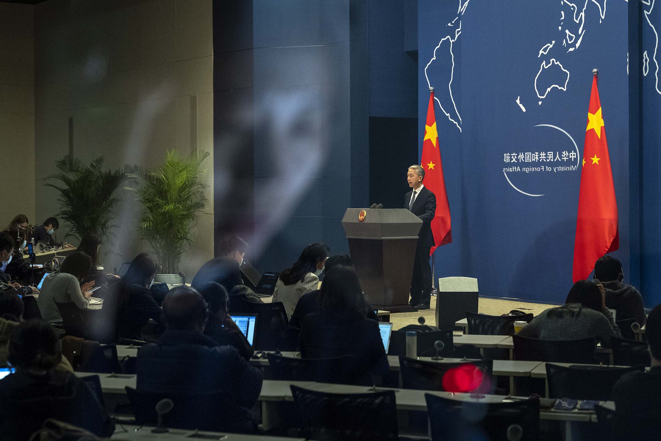 2022年3月1日中国北京,外交部发言人汪文斌在新闻发布会上向台下记者发言。