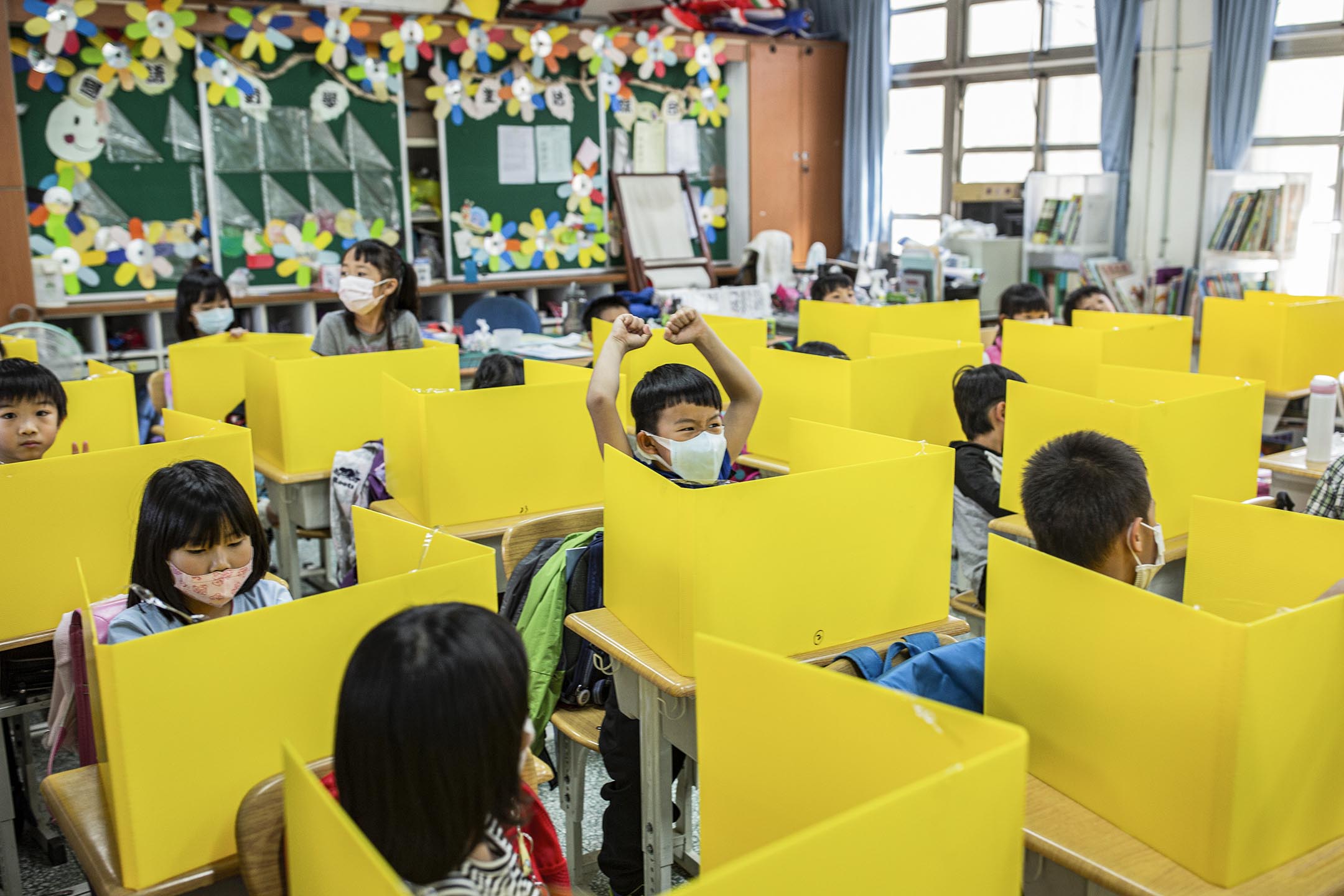 2020年2月26日台北市，國小生在班房吃午餐。