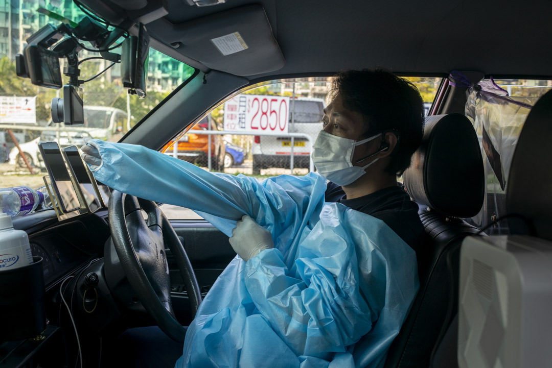 阿峰在車上穿着防護裝備。