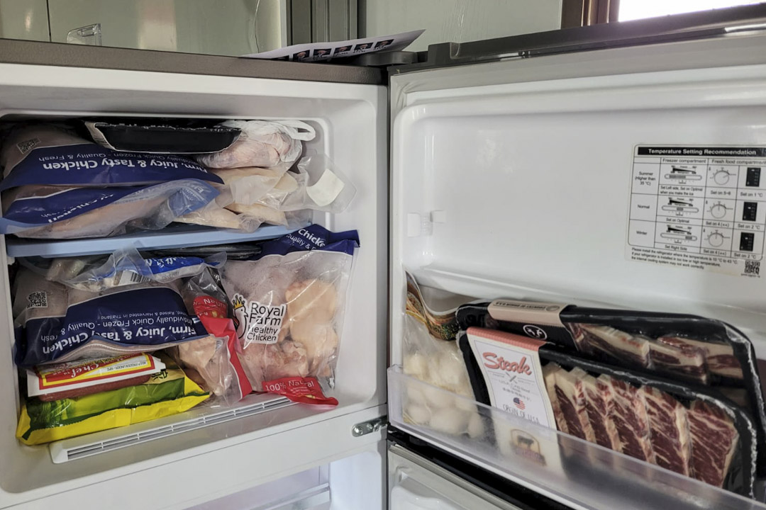 馮太家中的雪櫃擺放了辛苦搶購回來急凍食品。