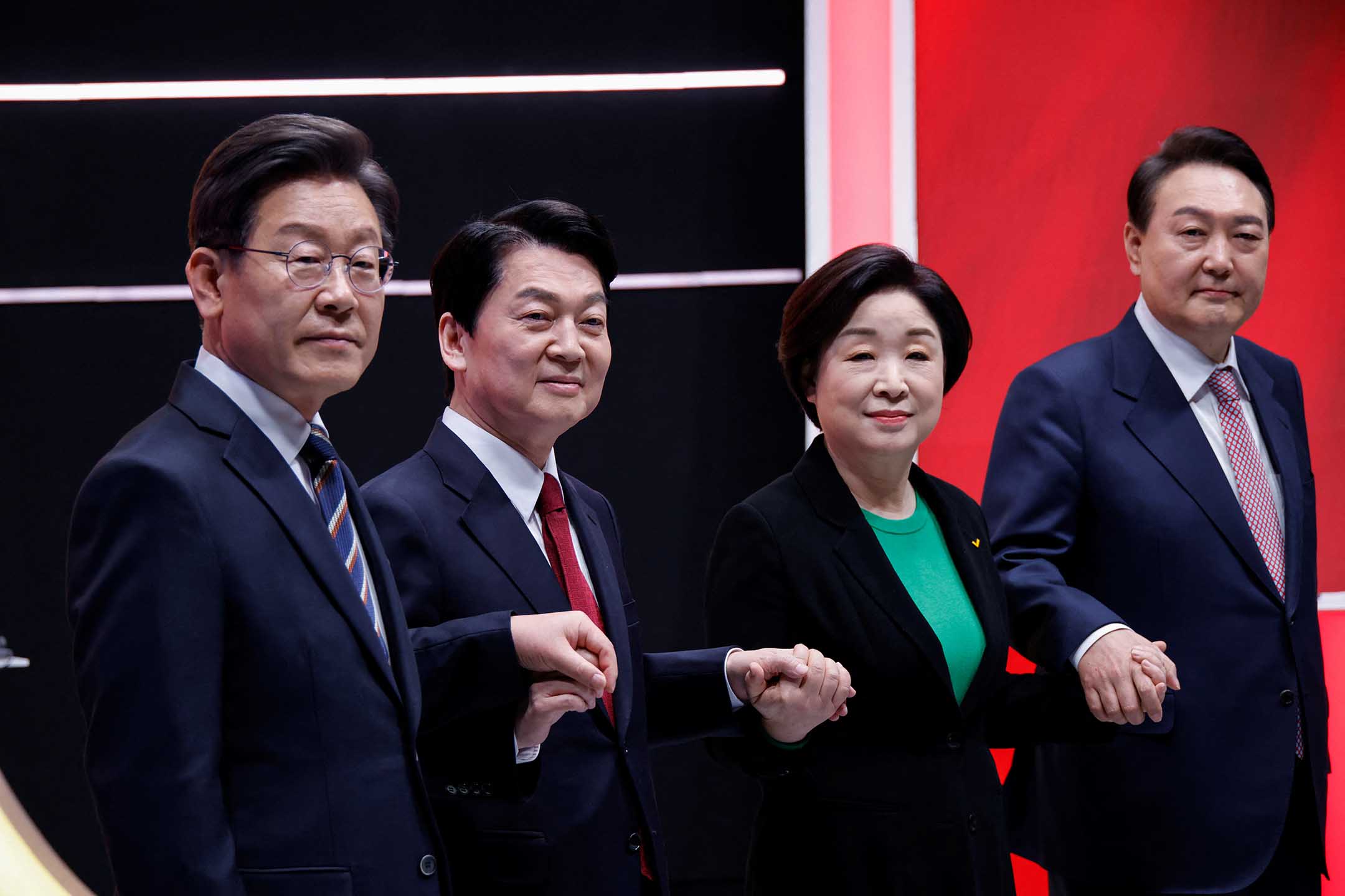 2022年2月21日,共同民主党总统选举候选人李在明、国民之党总统候选人安哲秀、正义党候选人沈相奵和国民力量党候选人尹锡悦,在总统选举电视辩论前合影。