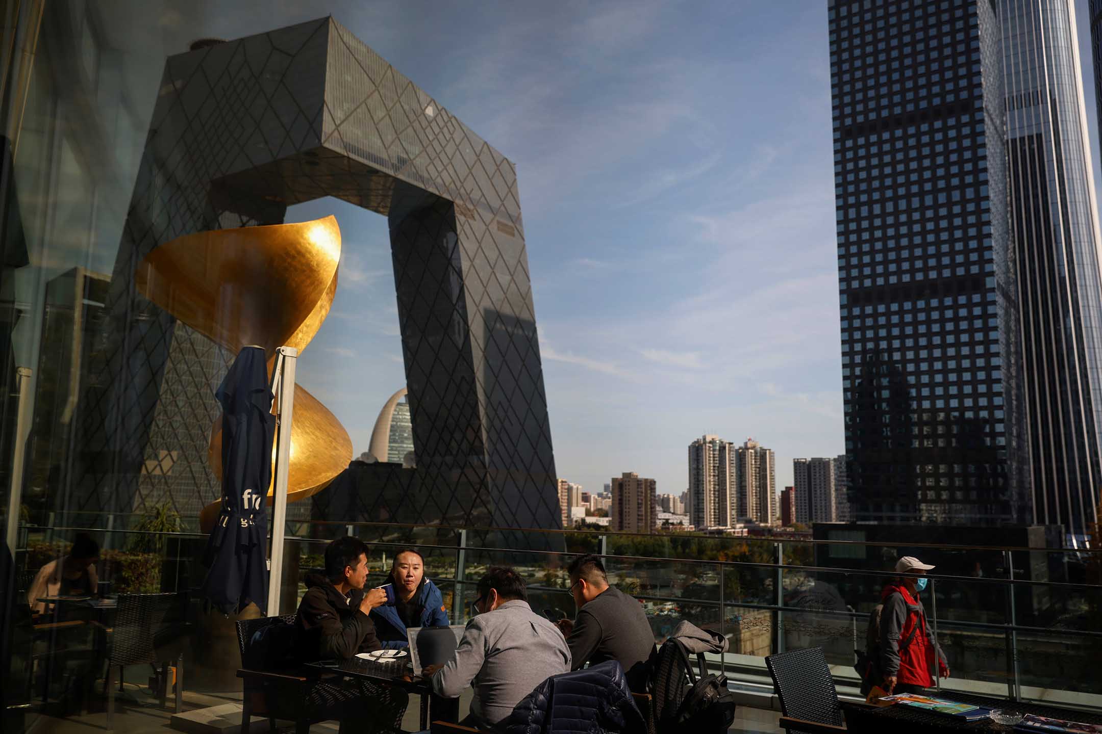 2020年10月27日北京,人们在中央电视台总部大楼附近的露台餐厅吃午餐。