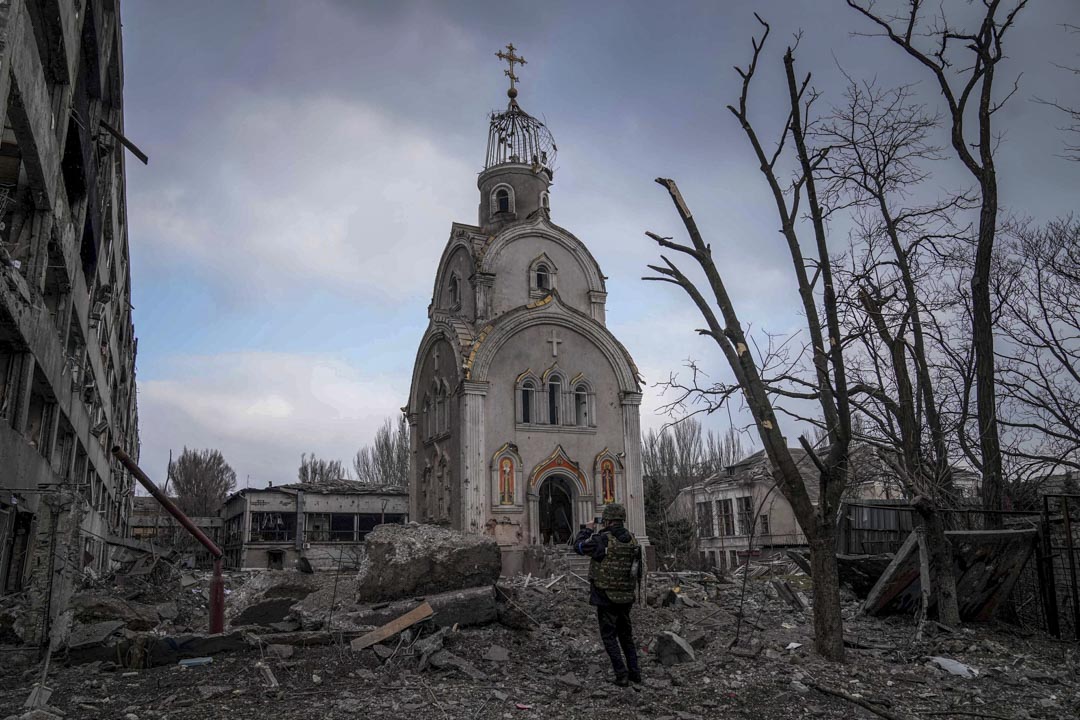2022年3月10日,乌克兰南部城市马里乌波尔(Mariupol),一名乌克兰士兵在一座被炮轰炸毁的教堂前拍照。