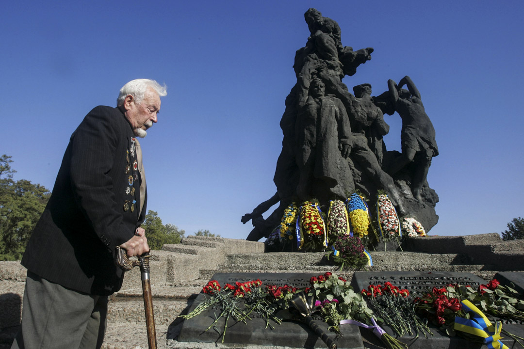 2007年9月29日,烏克蘭首都基輔,烏克蘭二戰老兵Vasyl Troyansky站在納粹大屠殺猶太人受害者紀念碑旁邊。