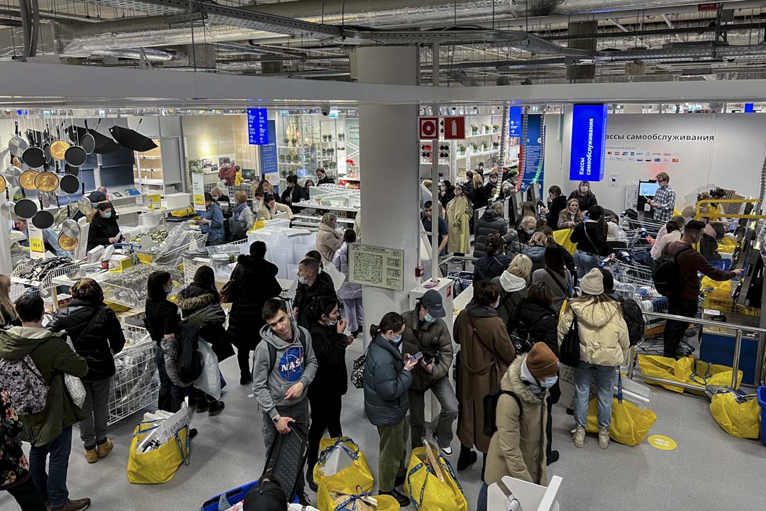 2022年3月3日,俄罗斯首都莫斯科,顾客在当地“宜家家私”店内排队购物。