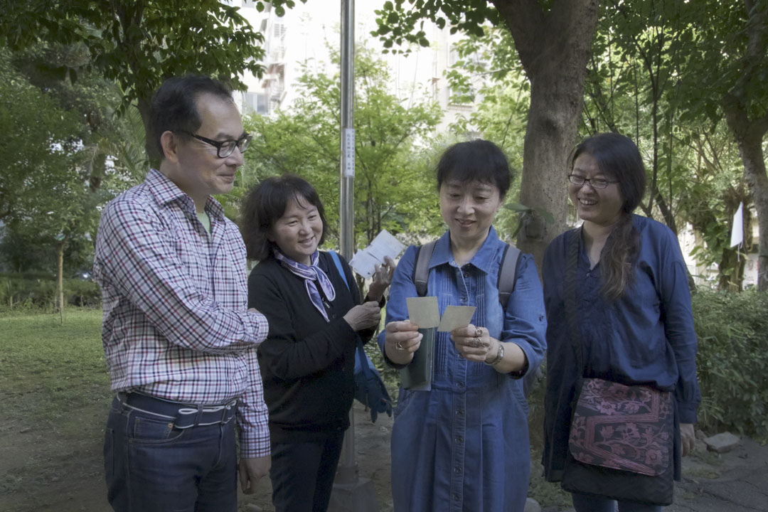 憑老照片尋回憶,(左起)林俊頴、朱天心、朱天文、朱天衣。