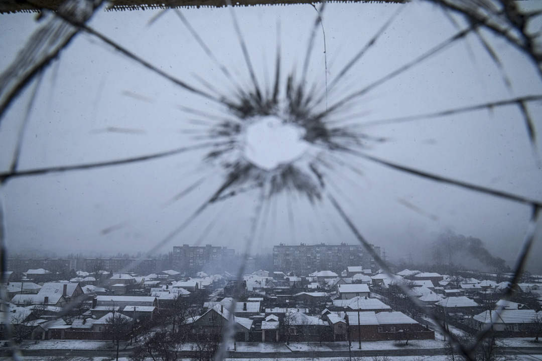 2022年3月3日,烏克蘭南部城市馬里烏波爾(Mariupol),從一座醫院被砲彈碎片擊破的玻璃窗俯瞰城市。