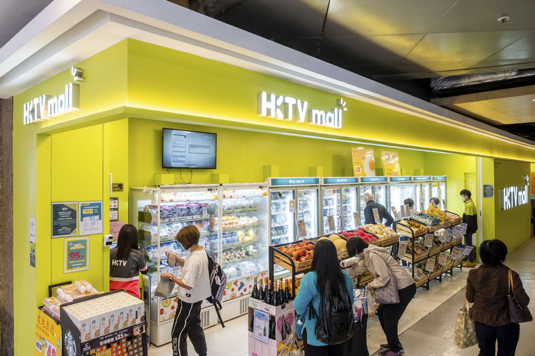 2021年3月23日,顾客在 HKTVmall O2O 商店浏览产品。