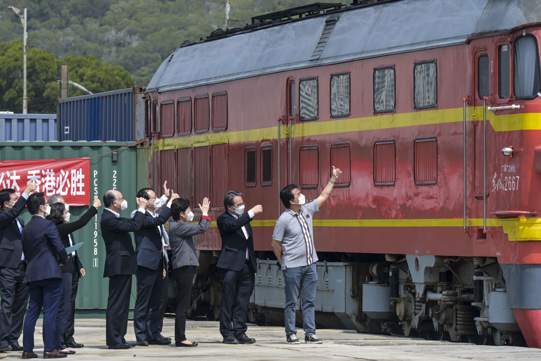 2022年3月2日，特首林鄭月娥與官員迎接滿載 18 個集裝箱醫療用品的火車抵達香港。