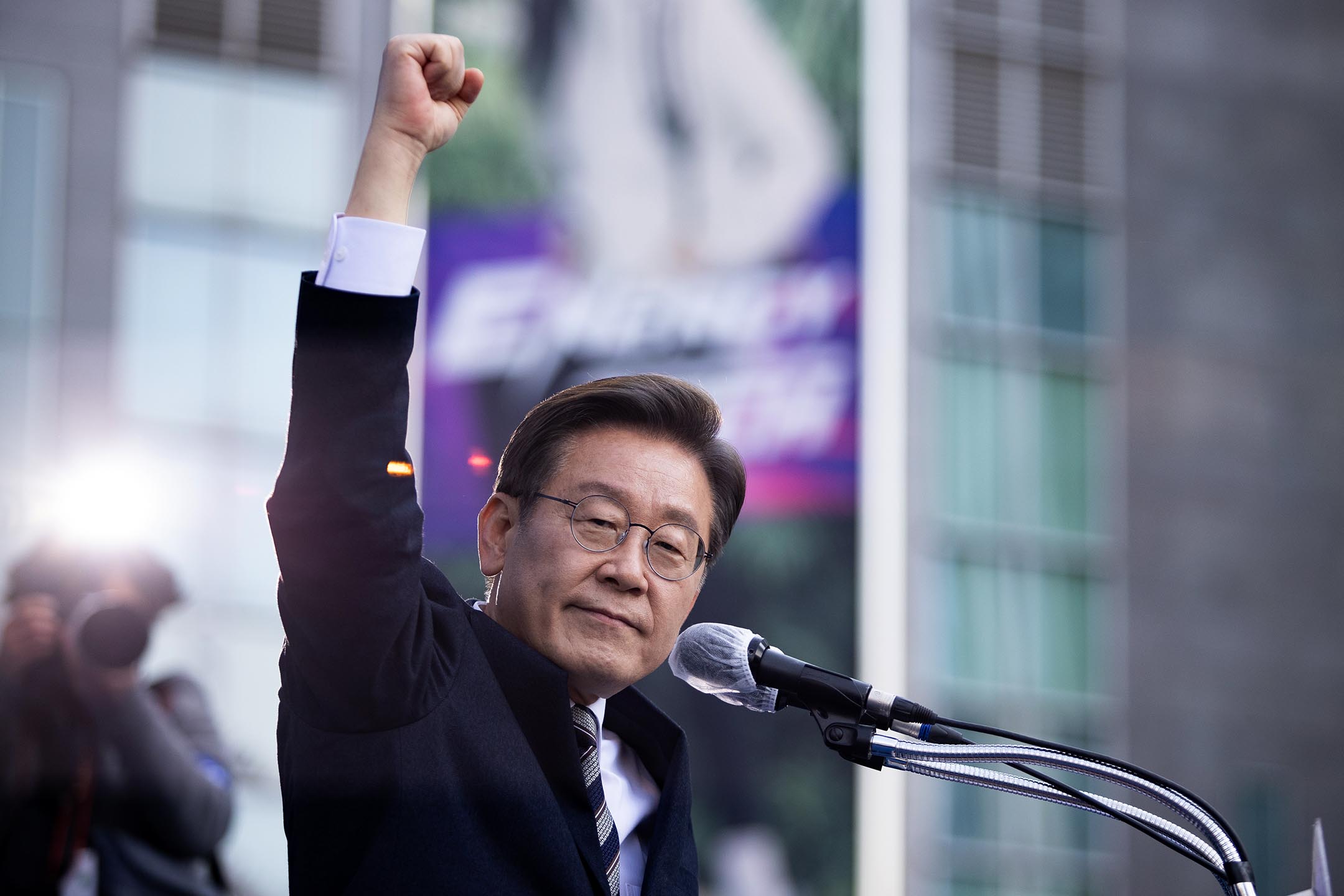 2022年3月3日,共同民主党总统选举候选人李在明于首尔举行的竞选活动中发表讲话。