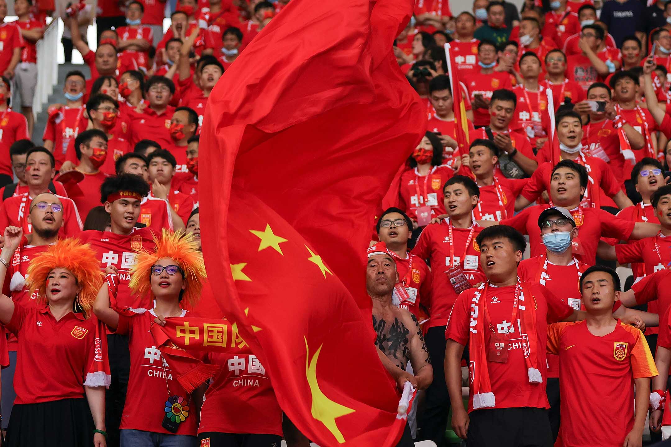 2021年5月30日，中國蘇州，中國球迷在2022年FIFA世界杯亞洲區預選賽，中國隊和關島隊的比賽中。