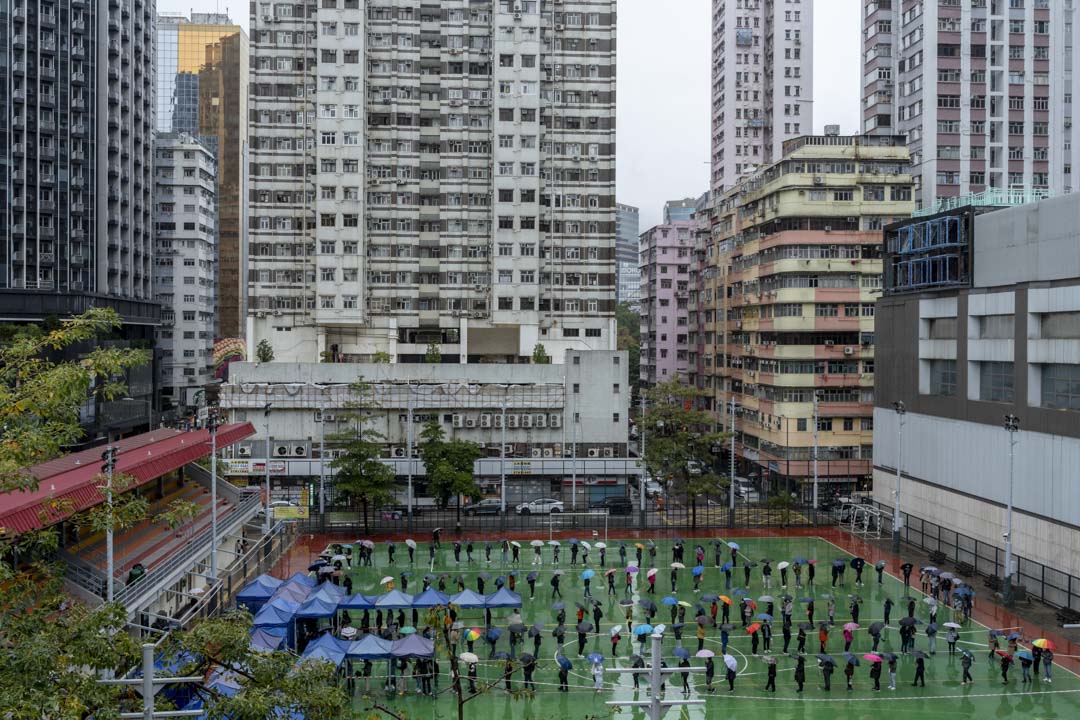 2022年2月22日,旺角麥花臣遊樂場的市民冒雨排隊檢測。