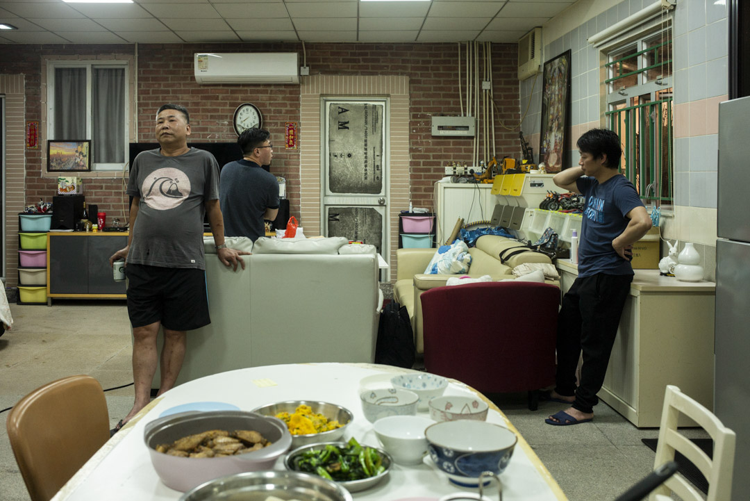 輝哥、森仔和阿峰等候正在洗澡的阿廷一起開飯。