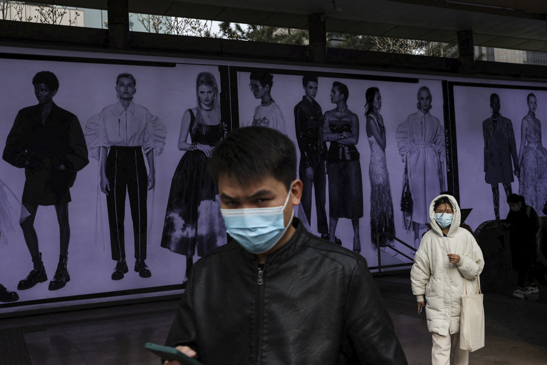 2022年3月16日,北京戴口罩的市民在早高峰時段走出地鐵站。