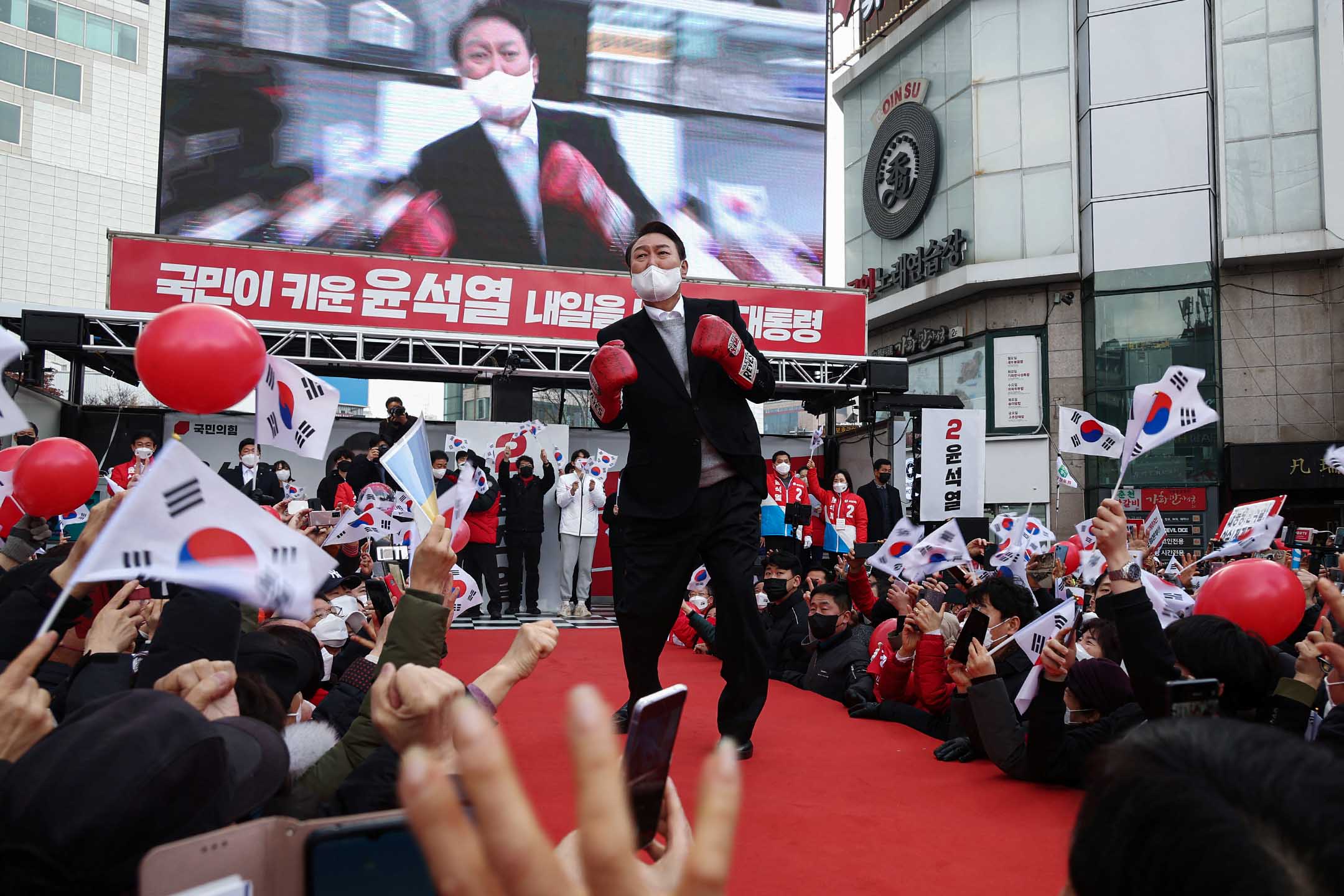 2022年3月1日,韩国国民力量党的总统选举候选人尹锡悦参加了首尔举行的竞选活动。
